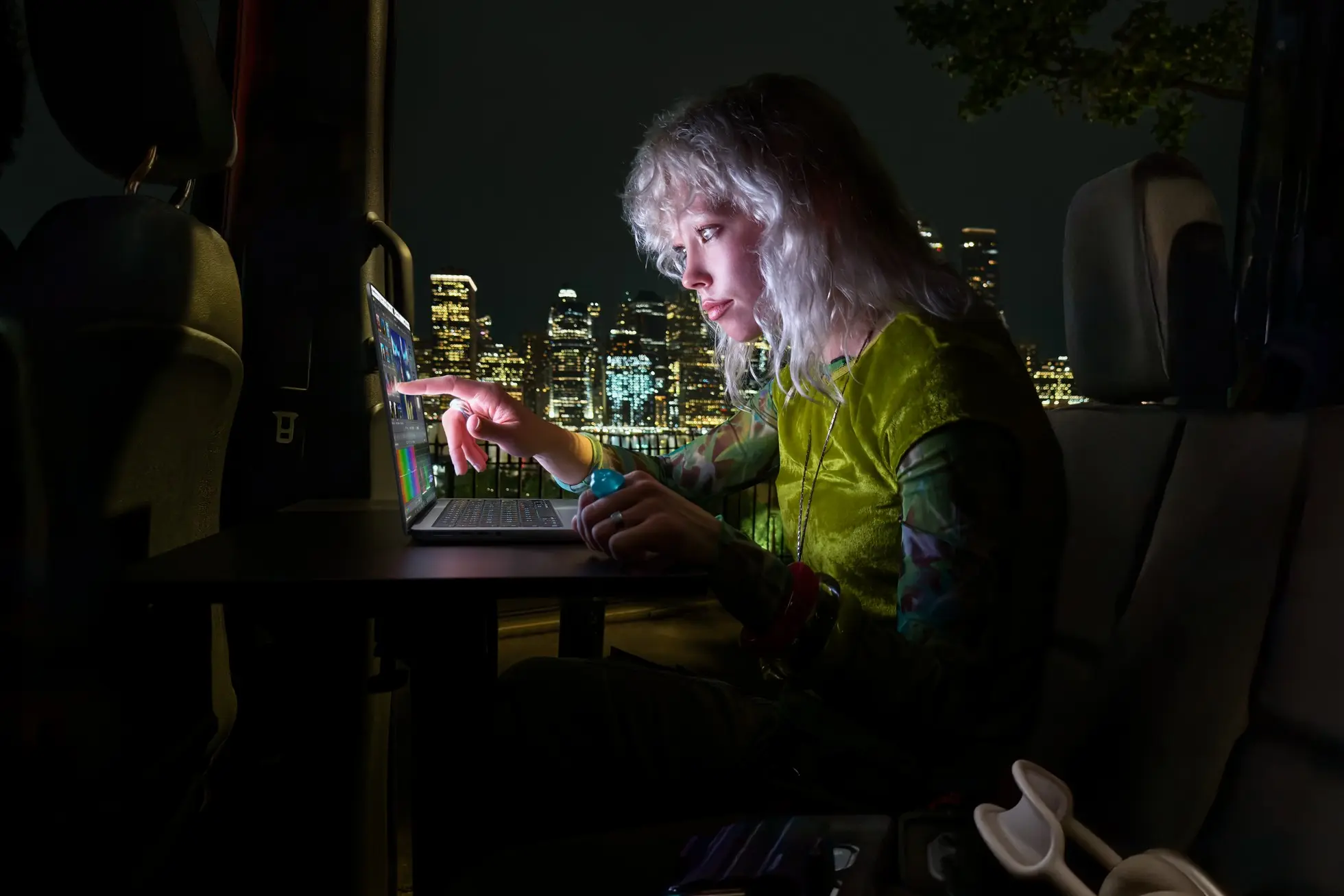 MacBook Pro : Apple passe à l’OLED tactile avec un écran PROLED XDR et les puces M5 Pro et M5 Max 74 Apple MacBook Pro with PROLED XDR Display lifestyle travel