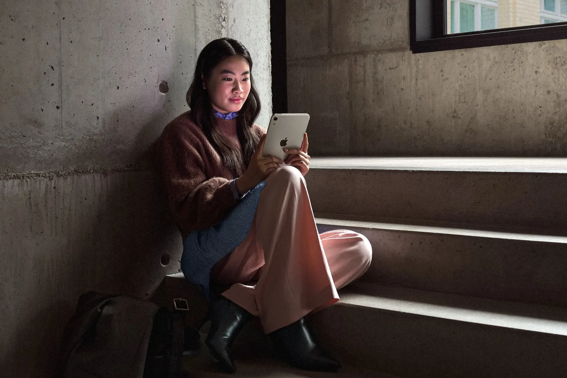 iPad mini : Apple passe à l’OLED avec un écran de 8,5 pouces et la puce A20 Pro 72 Apple iPad mini lifestyle 01