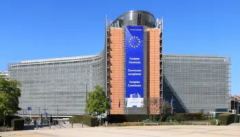 L’UE réfléchit à une nouvelle taxe qui pourrait toucher Apple, Google et Meta