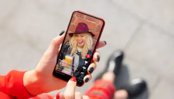 Instagram permet de reproduire un Reel en gardant la vidéo originale sous les yeux