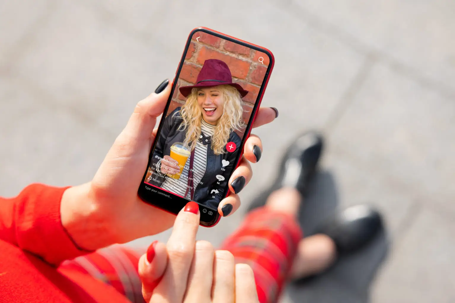 Instagram permet de reproduire un Reel en gardant la vidéo originale sous les yeux
