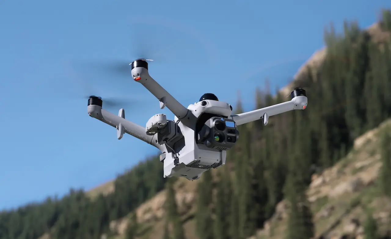 DJI Dock 4 : un changement de batterie en 25 secondes pour des drones d’intervention autonomes 75 Matrice 5TD Forestry outdoor 3 with spotlight