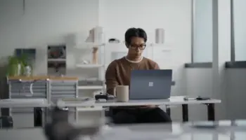 Surface Laptop Ultra : Microsoft promet deux fois les performances d’un MacBook Pro M5 en IA locale