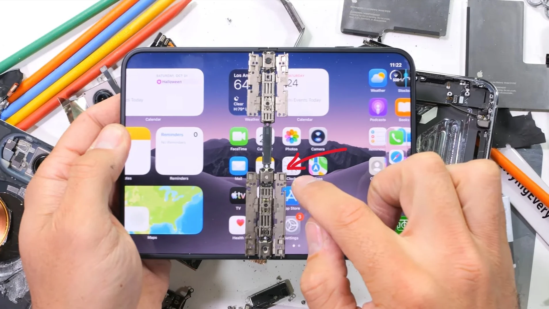 iPhone Duo : une pièce de la charnière pourrait provoquer les fissures de l’écran pliable