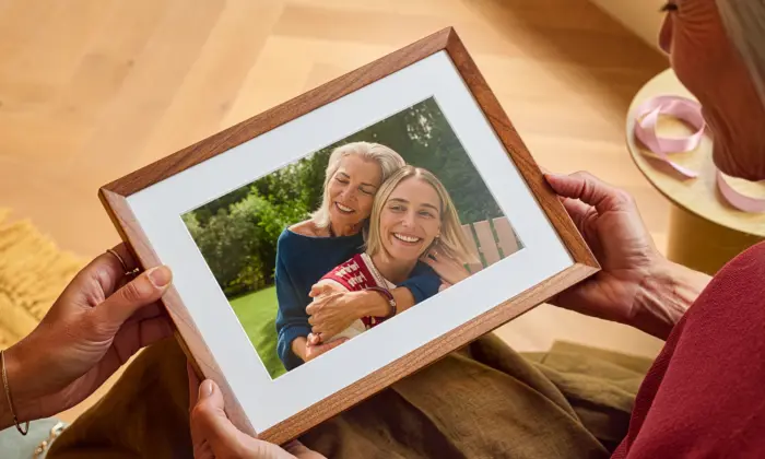 Amazon Alexa Photo Frame : un cadre photo connecté qui retrouve vos souvenirs grâce à l’IA