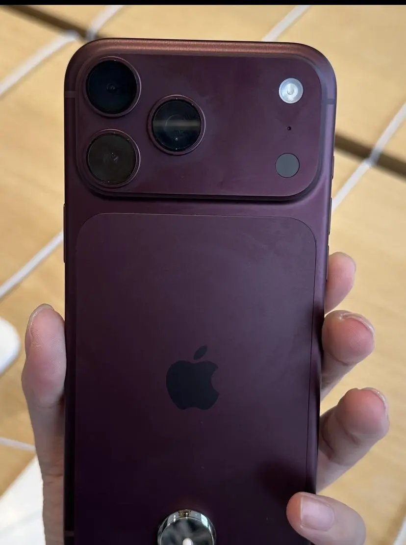 Il suffit de nettoyer le téléphone pour enlever la poussière !