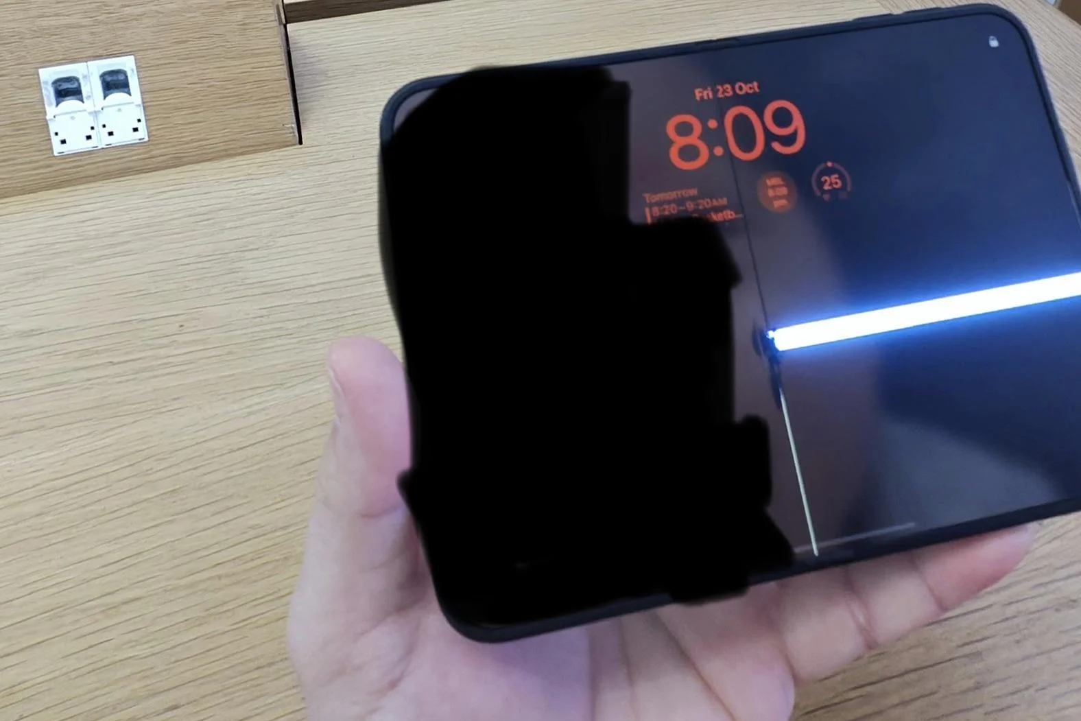 iPhone Duo : un écran pliable se fissure six heures après l’achat, Apple remplace l’appareil 66 body 2 duo crack closeup 3x2 1