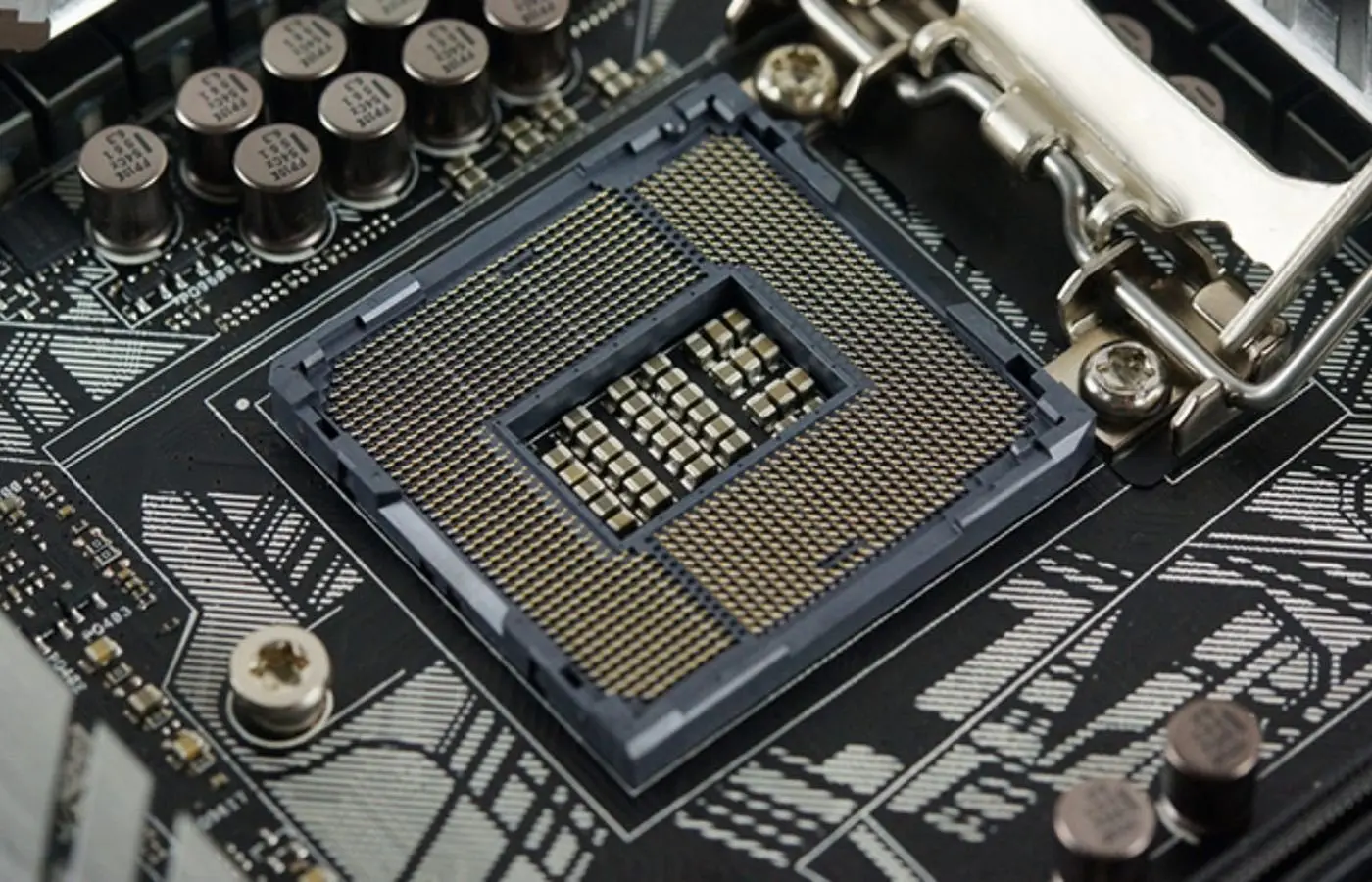 Intel relancerait des processeurs sur le socket LGA1700 en 2027 pour contourner la flambée de la DDR5