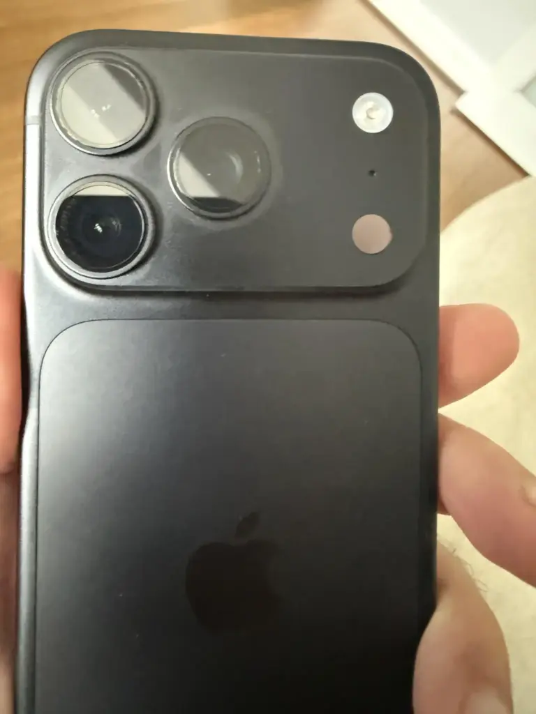 iPhone 18 Pro : la finition Bordeaux changerait de couleur après seulement trois semaines 80 is this discoloration around the camera lens rings normal v0 alno6om9knqh1 1 1536x2048 1