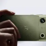 motorola signature 27 green hand 1400x840 1