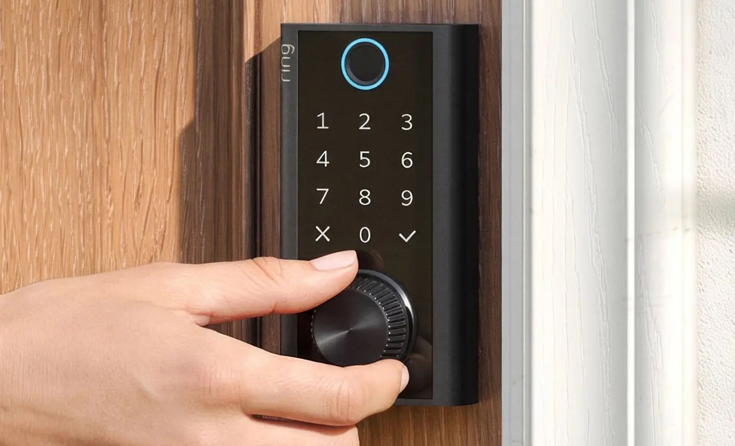 Ring lance sa serrure connectée qui peut se recharger à la main si sa batterie tombe à plat 61 La molette d’alimentation intégrée à la serrure